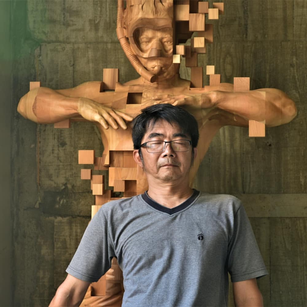 台灣藝術家把木雕像素化，刻出「馬賽克版兵馬俑」
